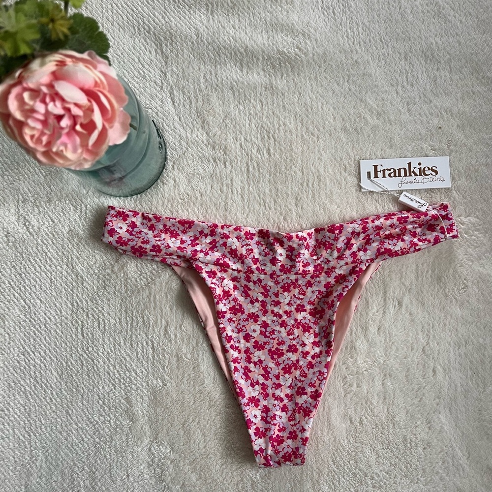 NWT. Frankie's Bikinis
Nick Bikini Bottom Delia. Sz Large.